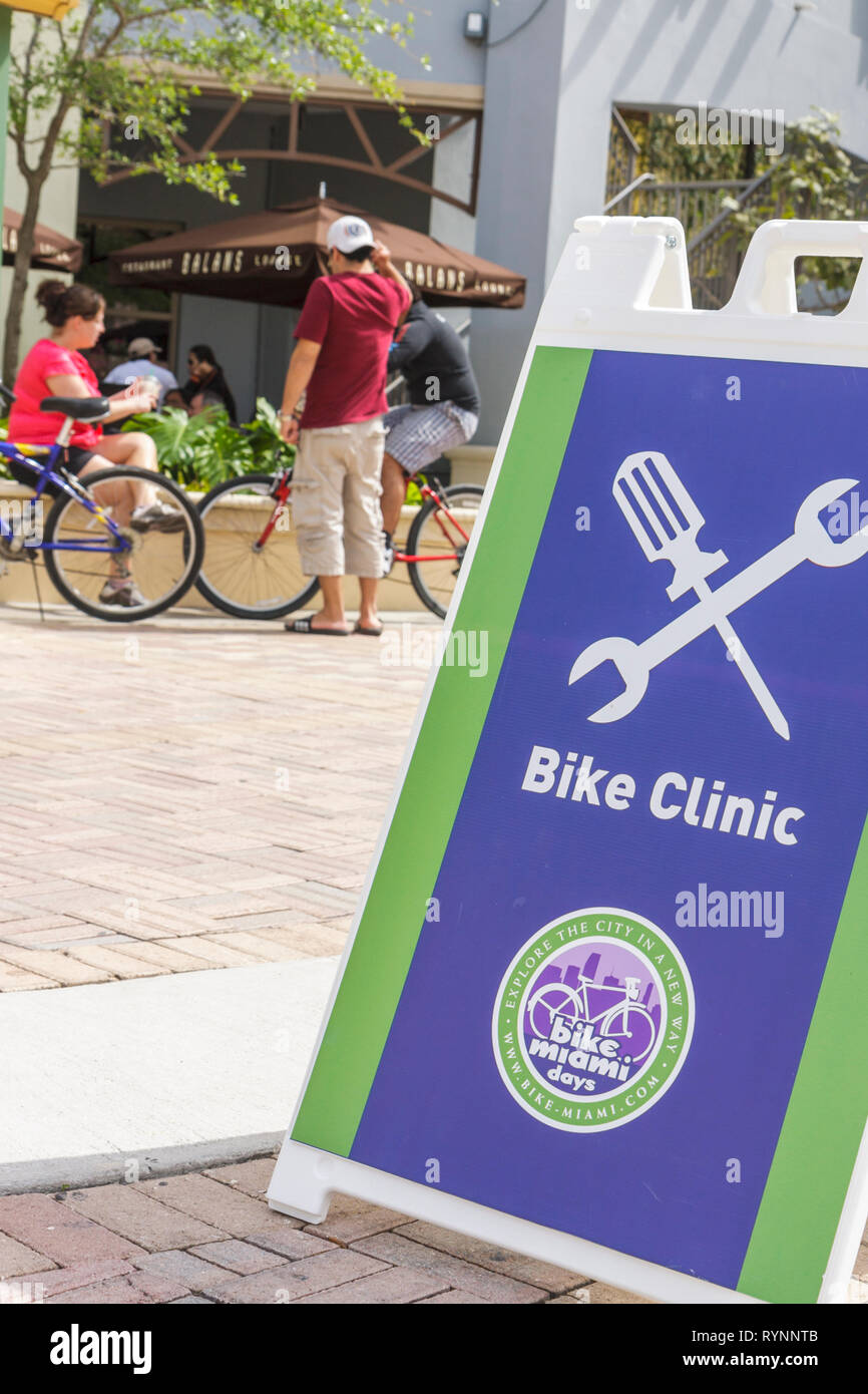 Miami Florida,Brickell District,Mary Brickell Village,Bike Miami Days,Community Sign,Bike Clinic,assistenza riparazione,FL090222019 Foto Stock