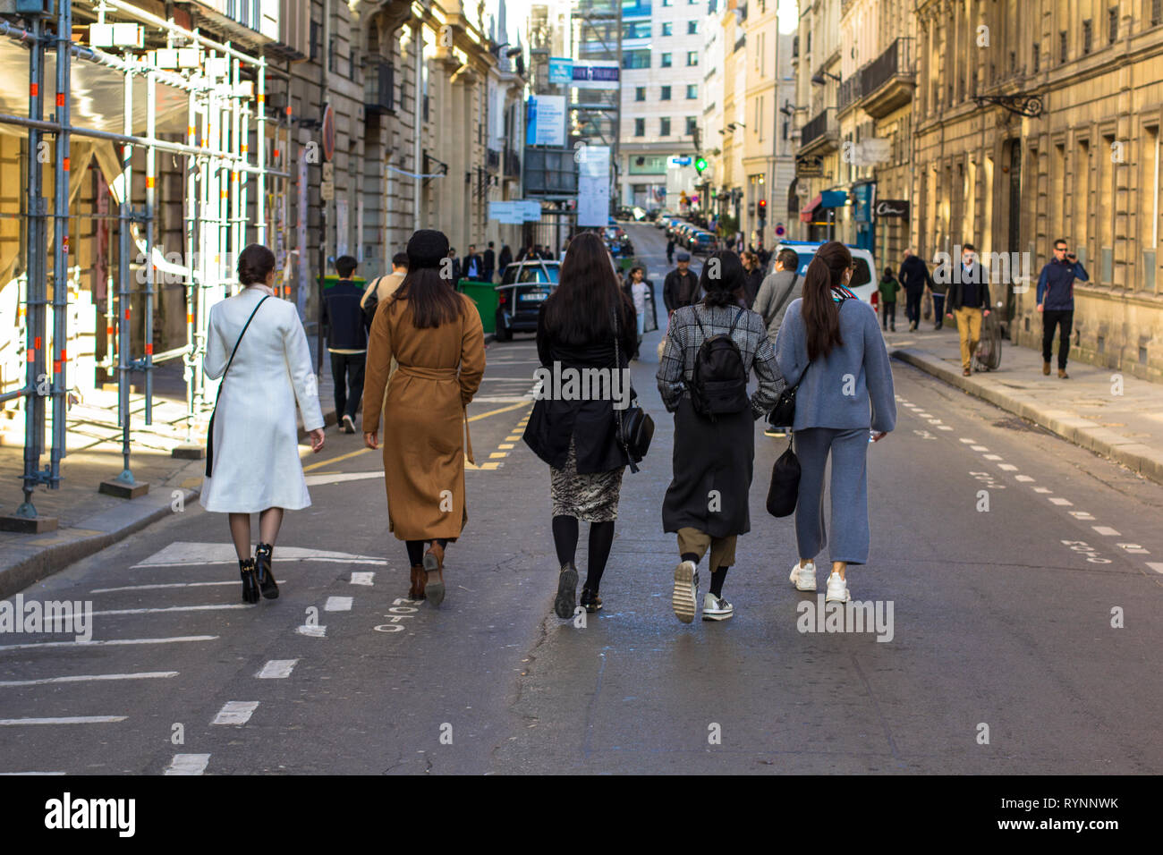 Diverse ragazze camminando per le strade di Parigi, vista posteriore Foto Stock