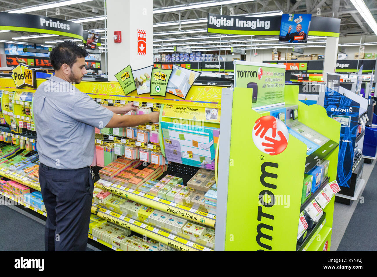 Miami Florida,Staples,negozio di prodotti per ufficio,catena,vendita esposizione Post IT,appunti riciclato,uomo ispanico uomini maschio,impiegato di magazzino,lavoro,lavoro,dipendente w Foto Stock