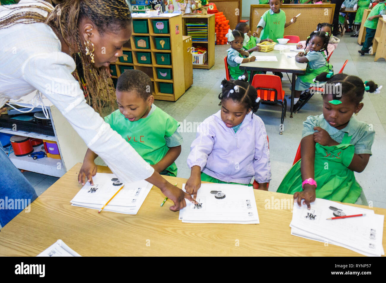 Miami Florida,Little Haiti,Yvonne Learning Center,scuola cristiana privata,istruzione,classe,studenti donne nere donne femmine,ragazzi,ragazzi maschi Foto Stock