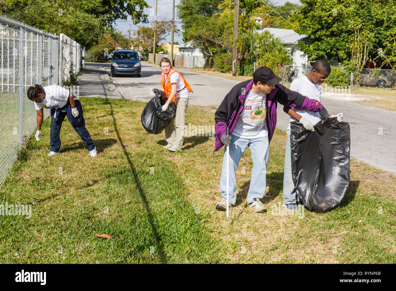 Miami Florida,Little Haiti,MLK Day of Service,EPA Community Day,volontari volontari volontari lavoratori del lavoro,lavorando insieme servendo aiuto,lui Foto Stock