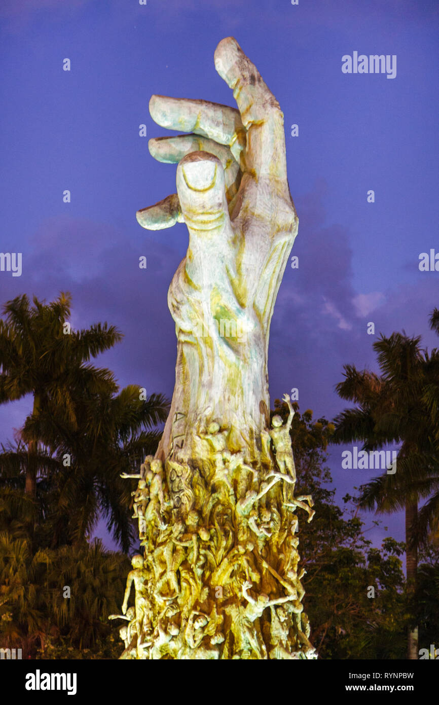 Miami Beach Florida,Olocausto Memorial,Ebrei,Ebraici,scultura,ricordare,onore,Kenneth,scultore,mano,mani,raggiungere verso il cielo,vittime,memorializzare,genoci Foto Stock