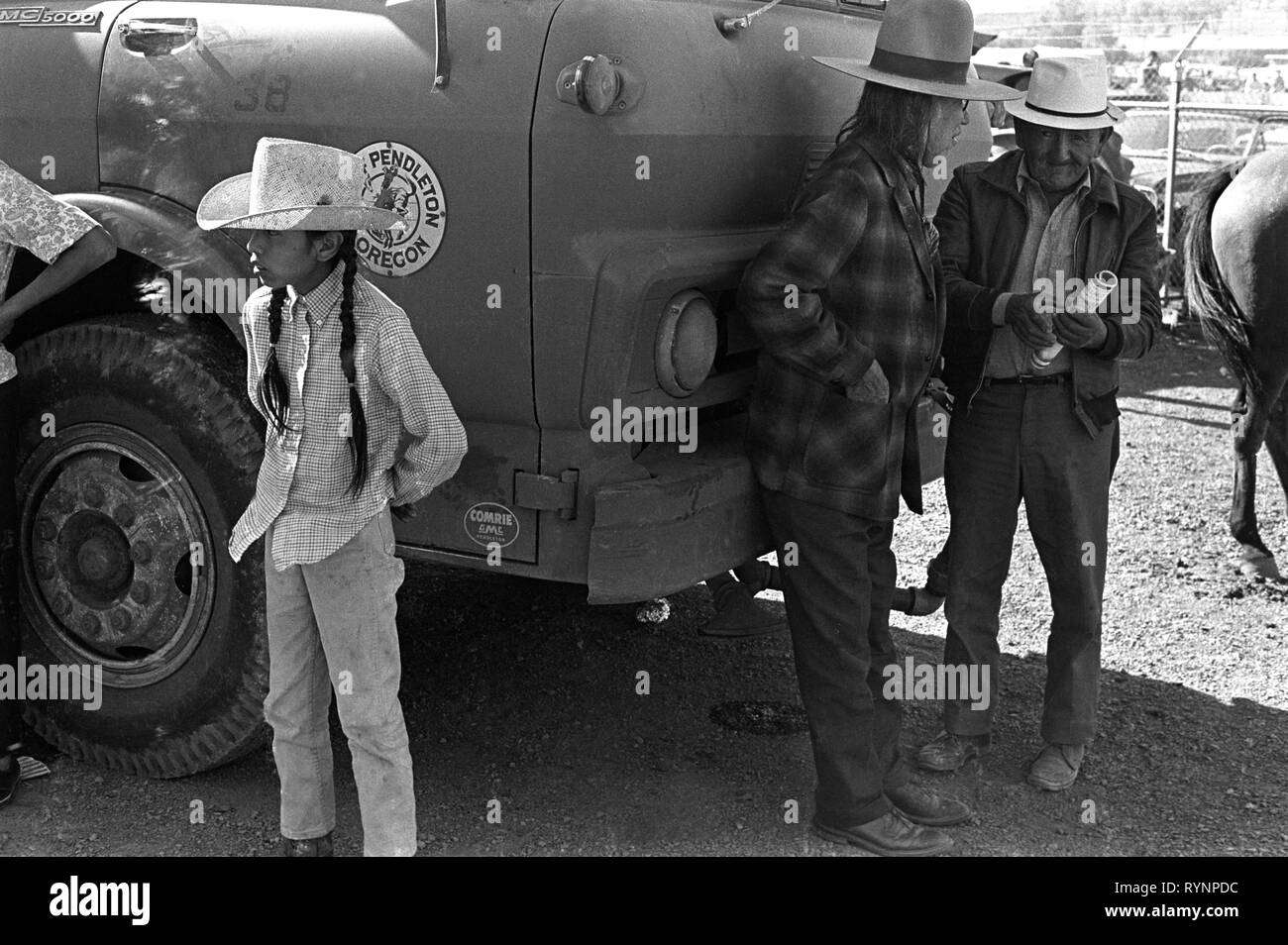 Nativi americani teen con lunghi pigtail capelli stile e due uomini anziani Pendleton Rodeo Oregon USA. 1960s. 1969 HOMER SYKES Foto Stock