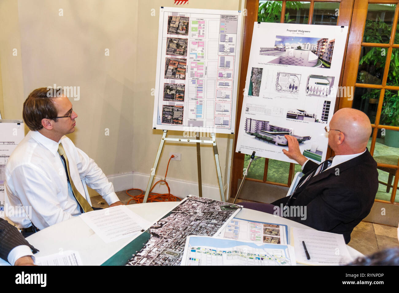 Miami Beach Florida, mappa del consiglio comunale del workshop di pianificazione della comunità, presentazione dell'uomo d'incontro per il miglioramento del quartiere con poster di aiuto visivo, Foto Stock