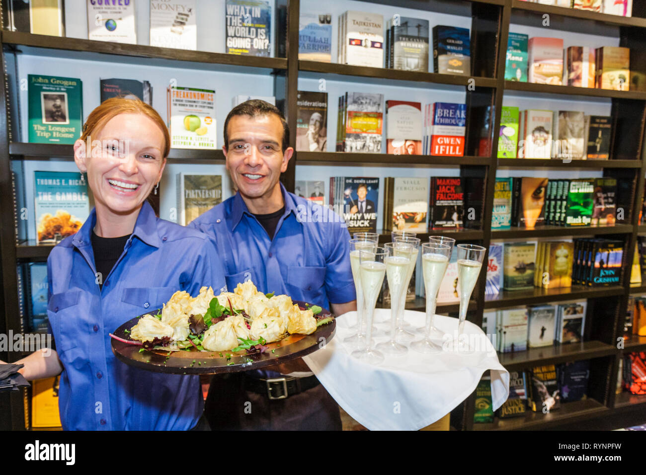 Miami Beach Florida, Lincoln Road Mall, libri e libri, libreria, libreria, riapertura ispanica donna etnica donne, uomo uomo maschio, cameriere server Foto Stock