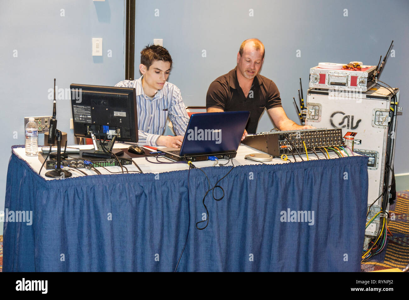 Miami Beach Florida,Miami Beach Convention Center,centro,audiovisivo,uomo uomo maschio,portatile,notebook,computer,computer,mixer audio,console,tecnico,FL Foto Stock