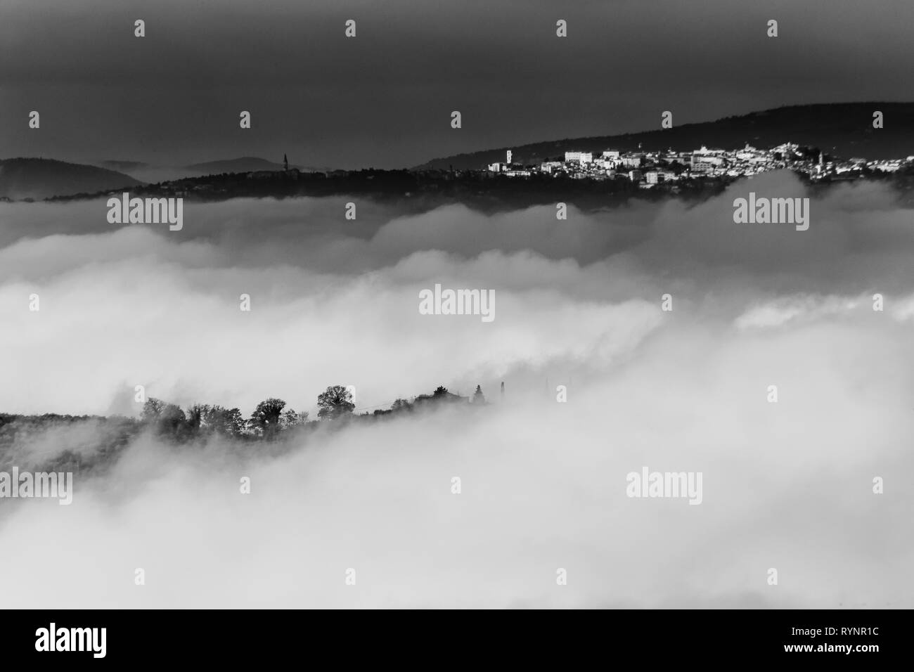Una vista della città di Perugia (Umbria, Italia) sopra un mare di nebbia Foto Stock