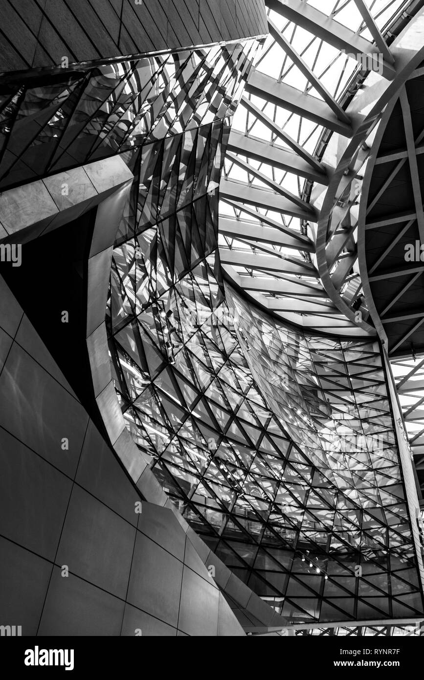 Architettura futuristica interno con grazioso curve in monocromatico MOCAPE museum di Shenzhen, Cina Foto Stock