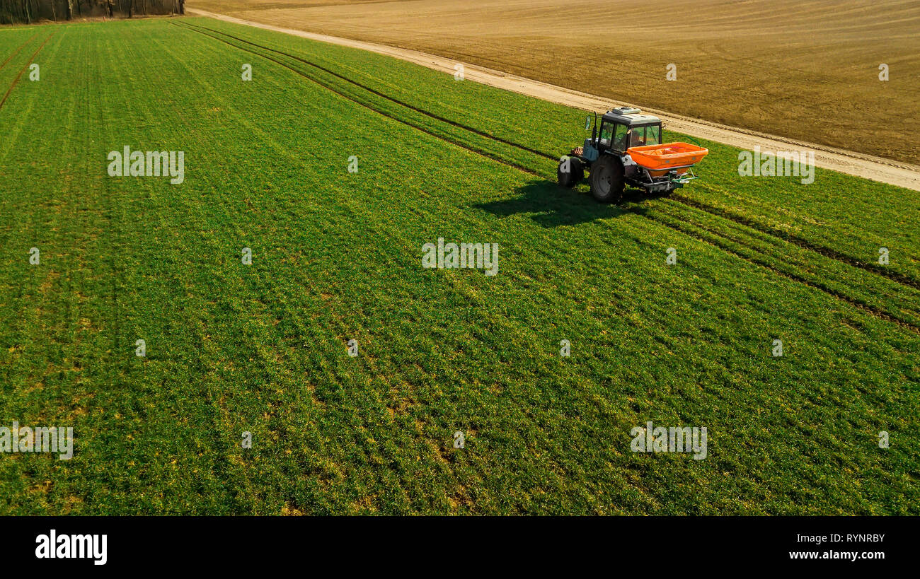 L'agricoltura. Il dissodamento trattore . Indagine aerea Foto Stock