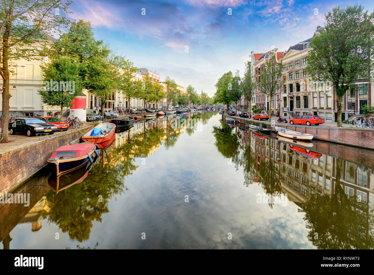 Bellissima Amsterdam tramonto. Tipico vecchio case olandesi sul ponte e canali in primavera, Paesi Bassi Foto Stock