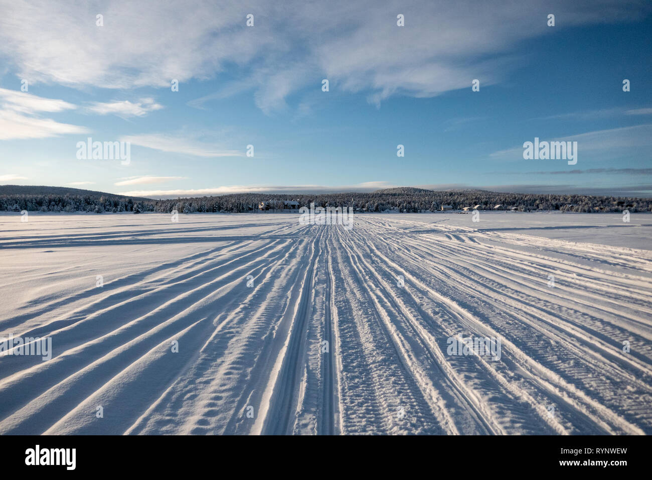 Tracce nella neve sulla congelati InarijÃ¤rvi lago Inari, Finlandia Foto Stock