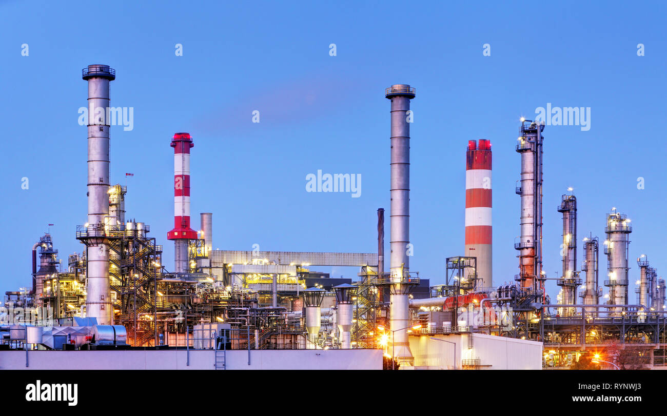 Fabbrica con l'inquinamento atmosferico, industria petrolifera Foto Stock