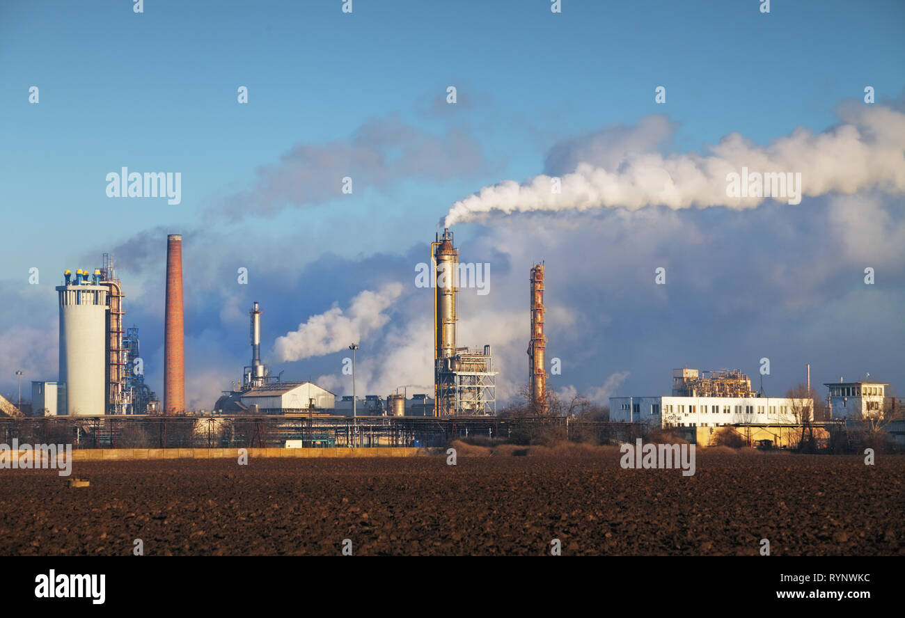 Raffineria di petrolio con vapore - industria petrolchimica. Foto Stock