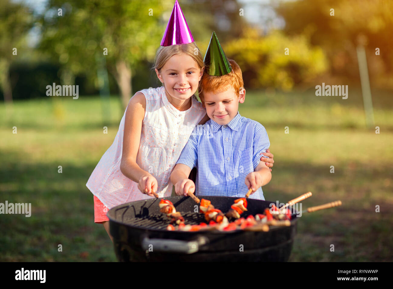 Due bambini felici divertendosi nel parco Foto Stock