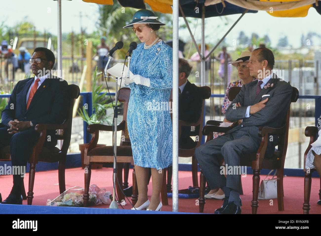 La regina Elisabetta II e il Principe Filippo visita alla Queen's College di officiare alla posa della prima pietra cerimonia per la scuola del nuovo edificio. Barbados, dei Caraibi. 1989 Foto Stock
