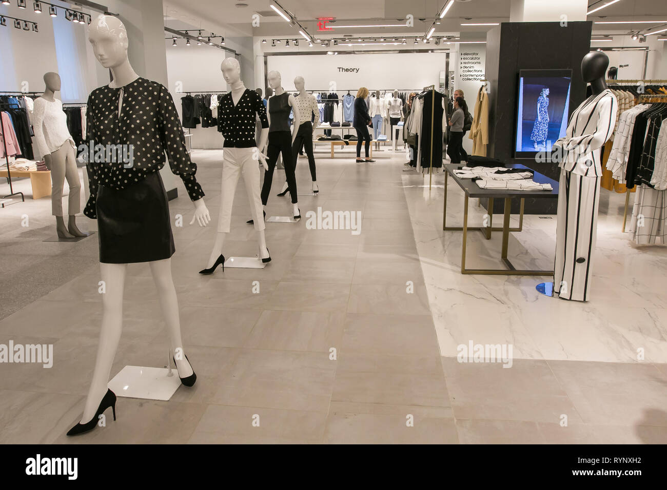 New York, 3/11/2019: paio di persone sono shopping presso la sezione Teoria di magazzino Bloomingdale's in Manhattan. Foto Stock