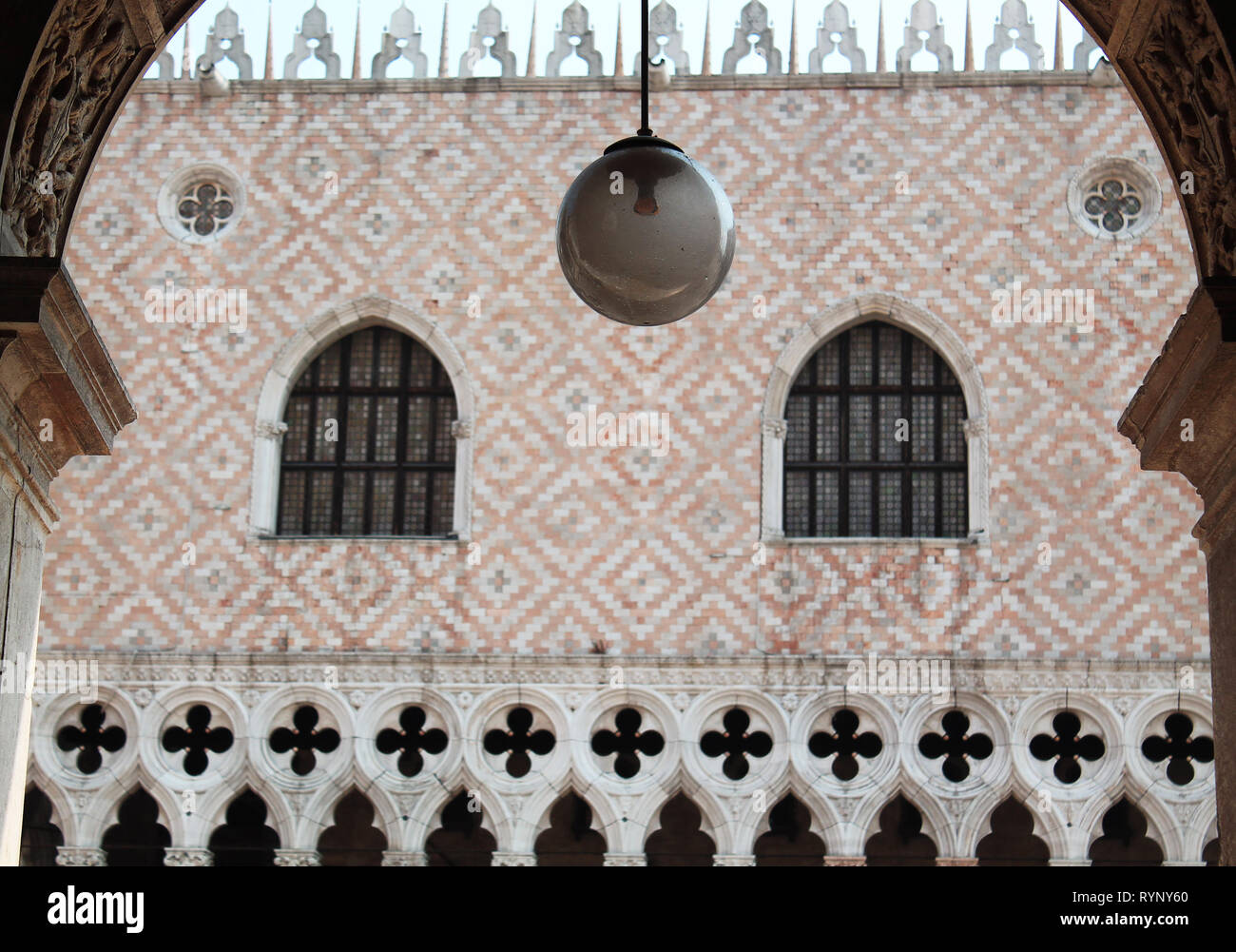 Palazzo Ducale, vista inconsueta con lampadario, Venezia Foto Stock