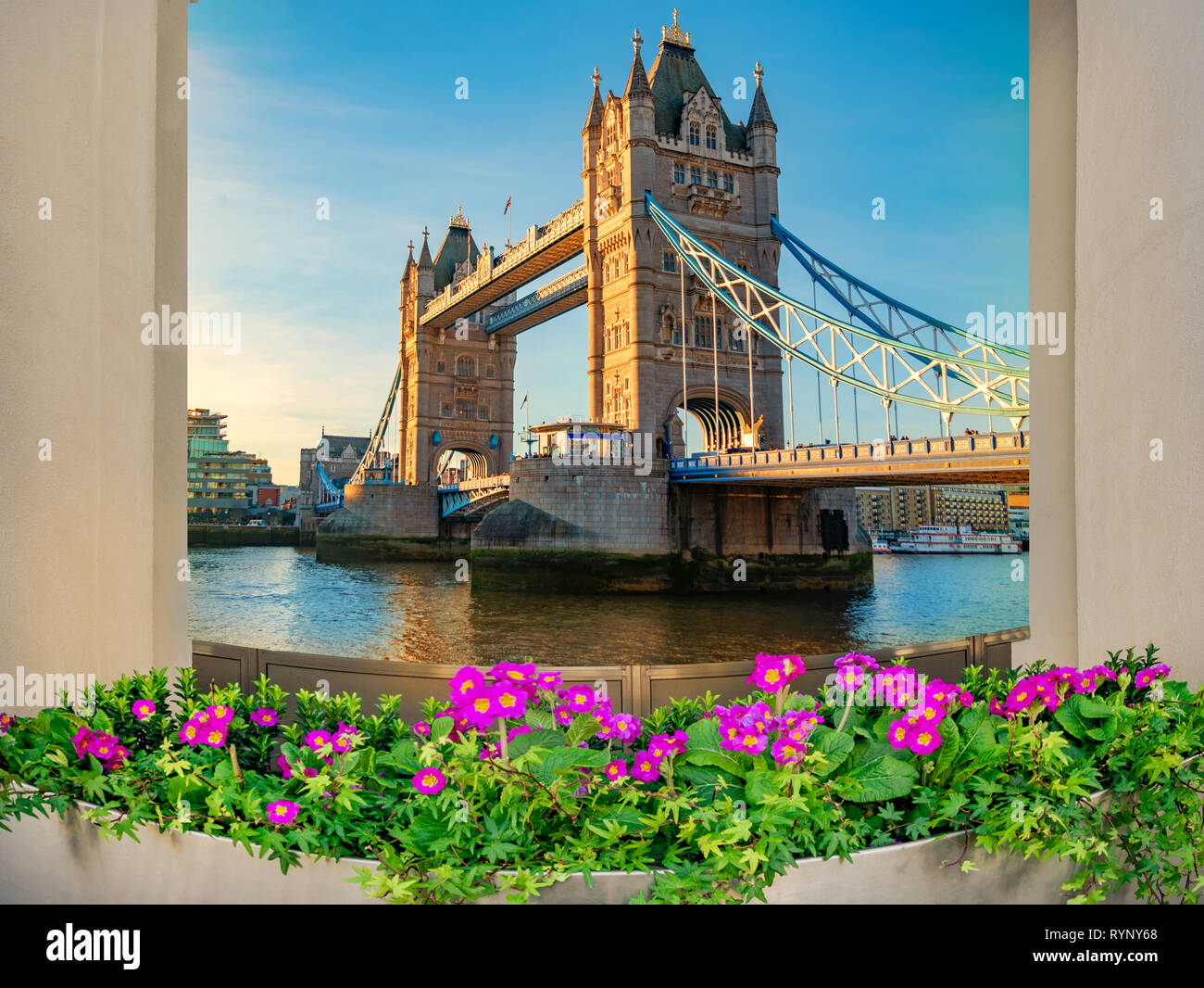 Famoso punto di riferimento di Londra, il Tower Bridge, vista attraverso una finestra circondata da fiori in Inghilterra - UK Foto Stock