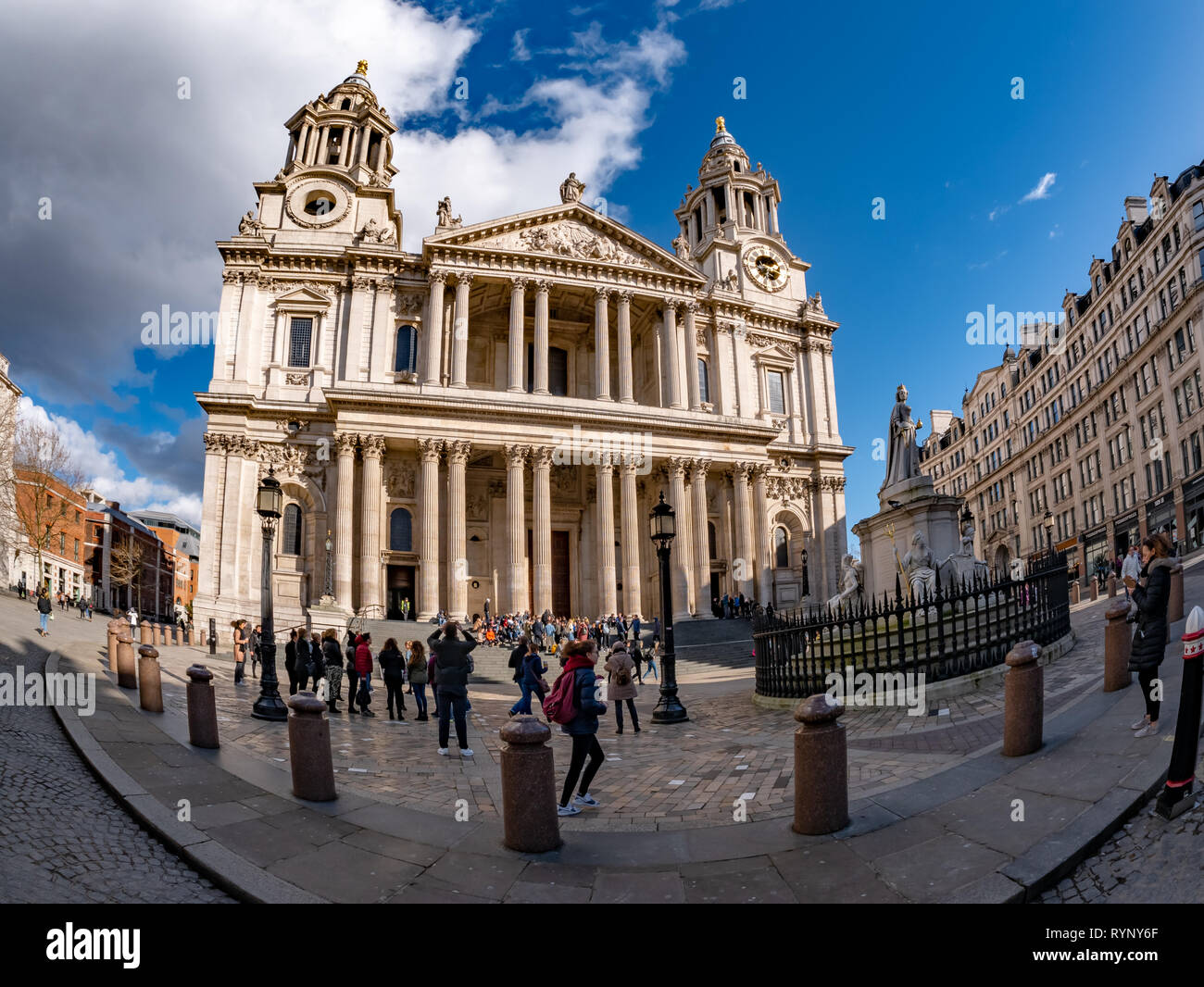 London, England, Regno Unito - 10 Marzo 2019: ampia vista frontale della famosa Saint Paul Cathedral in una giornata di sole a Londra Foto Stock