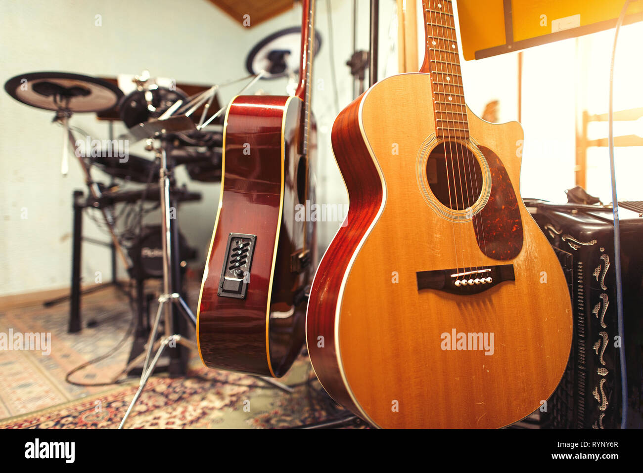 Gruppo home sala prove con le chitarre Foto Stock