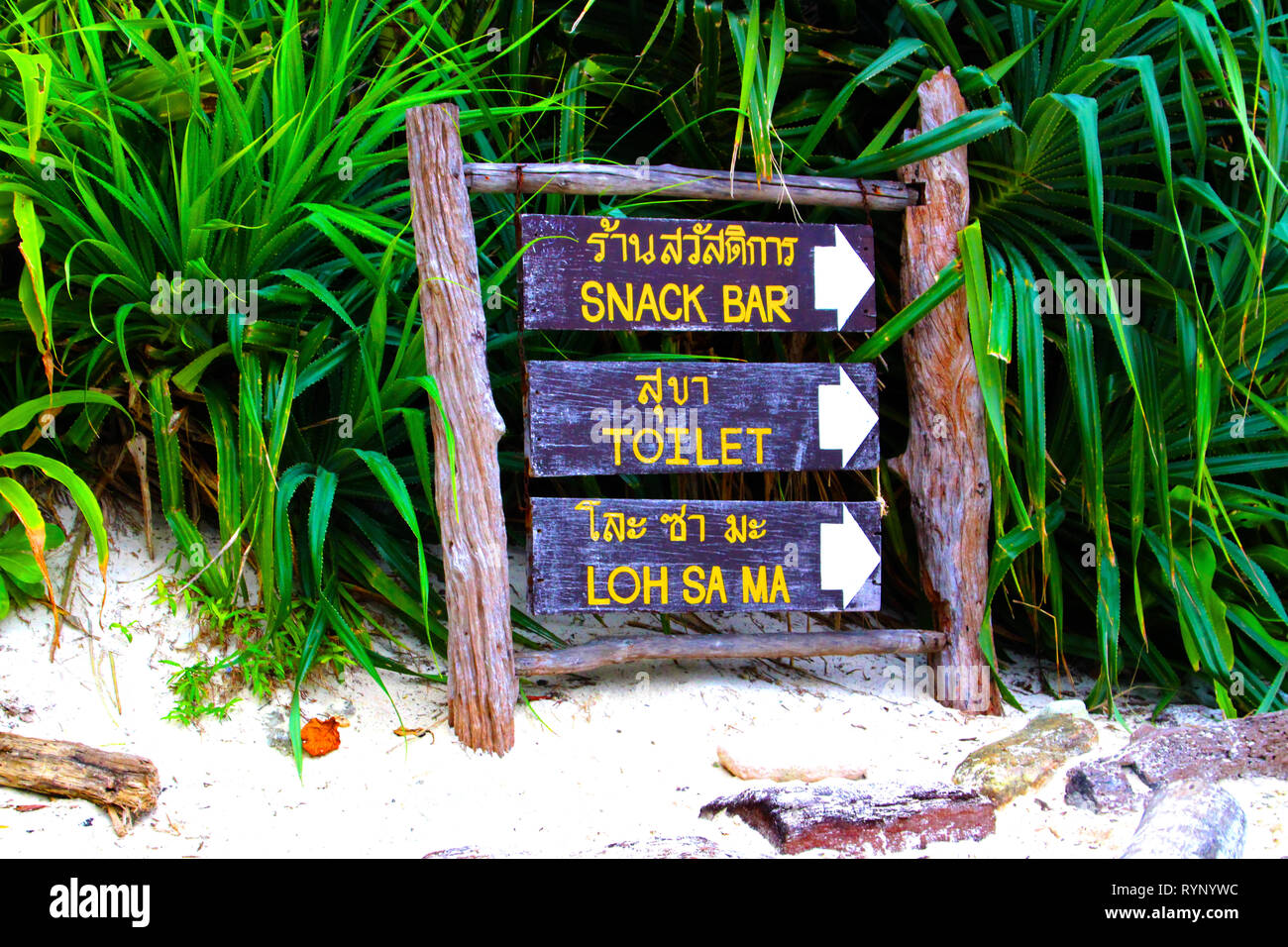Questo pannello di legno mostrano la direzione in cui andare,Sign in Maya Bay, Ko Phi Phi Lee, Krabi, Thailandia Foto Stock