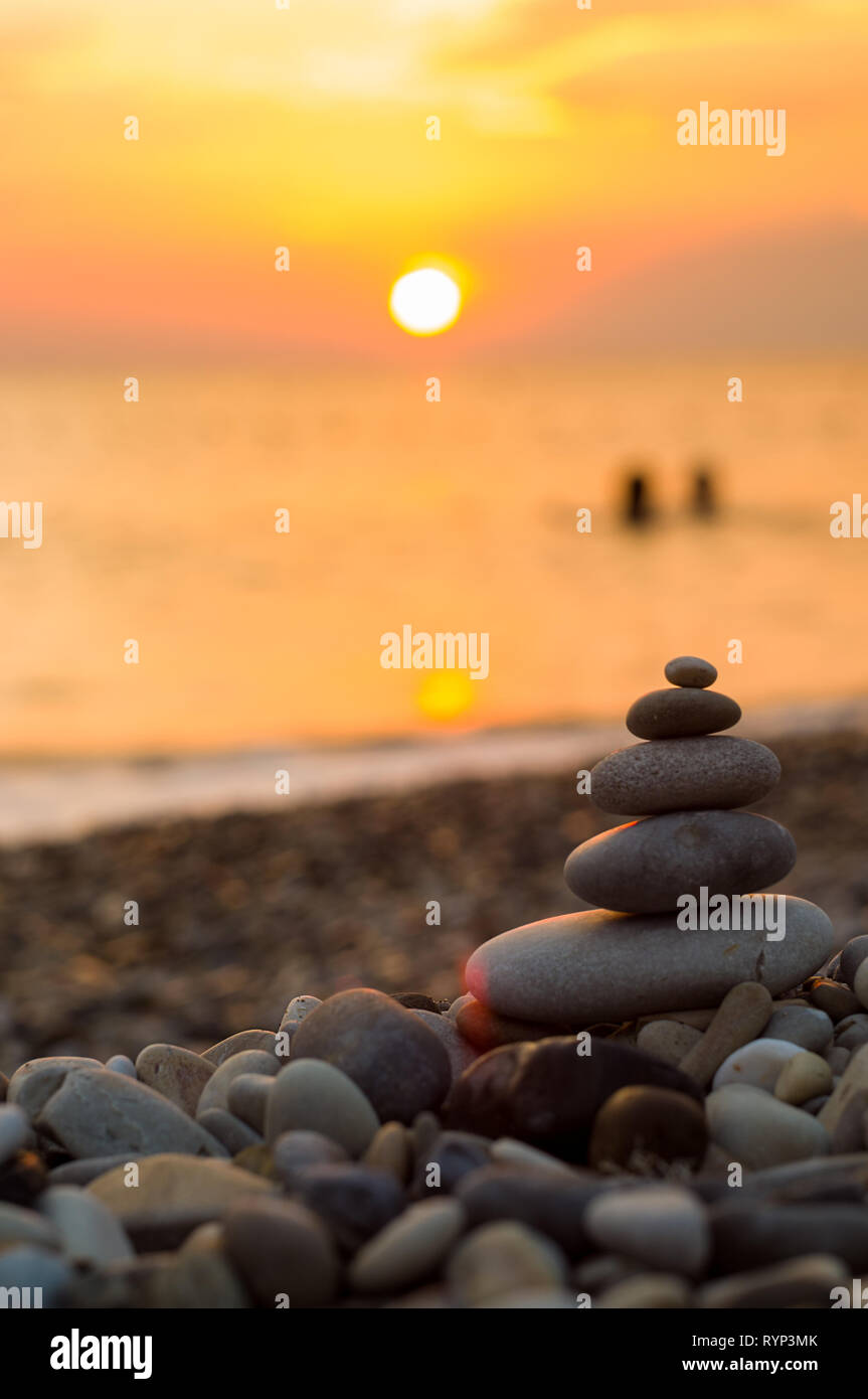 Pila di pietre zen sulla spiaggia ghiaiosa Foto Stock