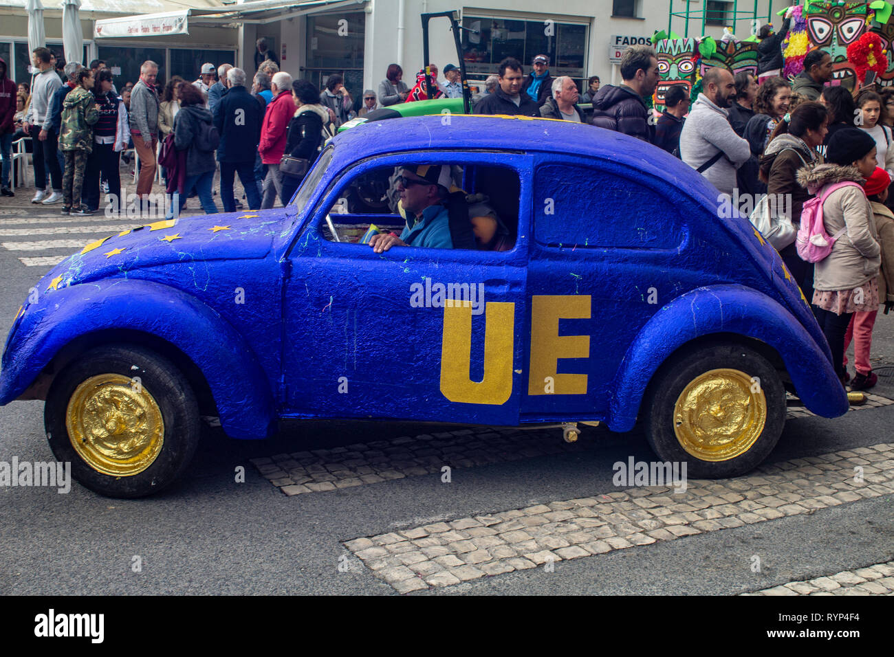 Quarteira, Portogallo. Un'antica auto da scarabeo Volkswagen decorata per partecipare a Quarteira Carnaval. Foto Stock