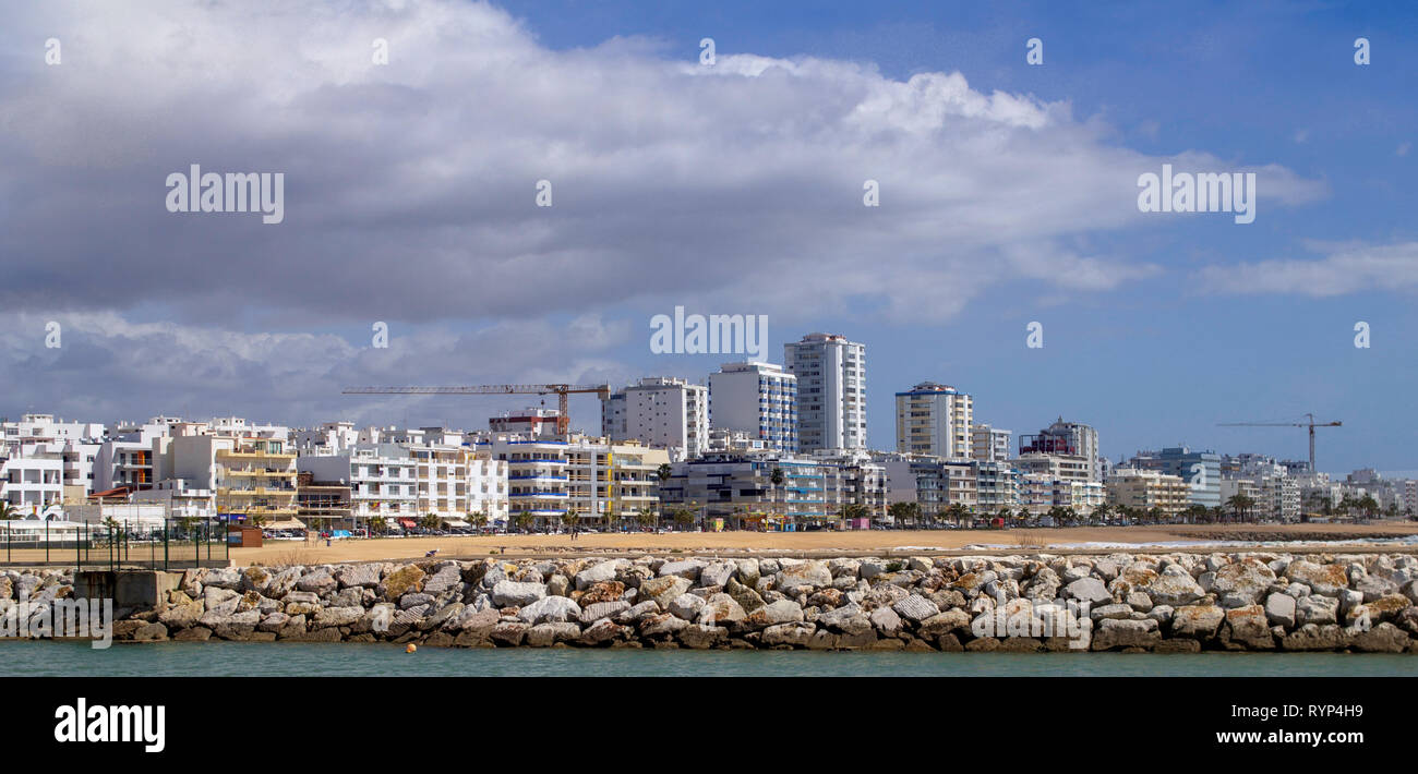 Quarteira, Portogallo. Il paesaggio urbano di Quarteira visto dalla zona del porto delle barche. Foto Stock