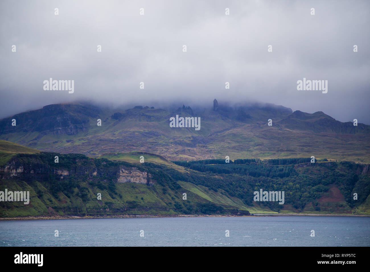 Il vecchio uomo di Storr, Isola di Skye dal mare. Foto Stock