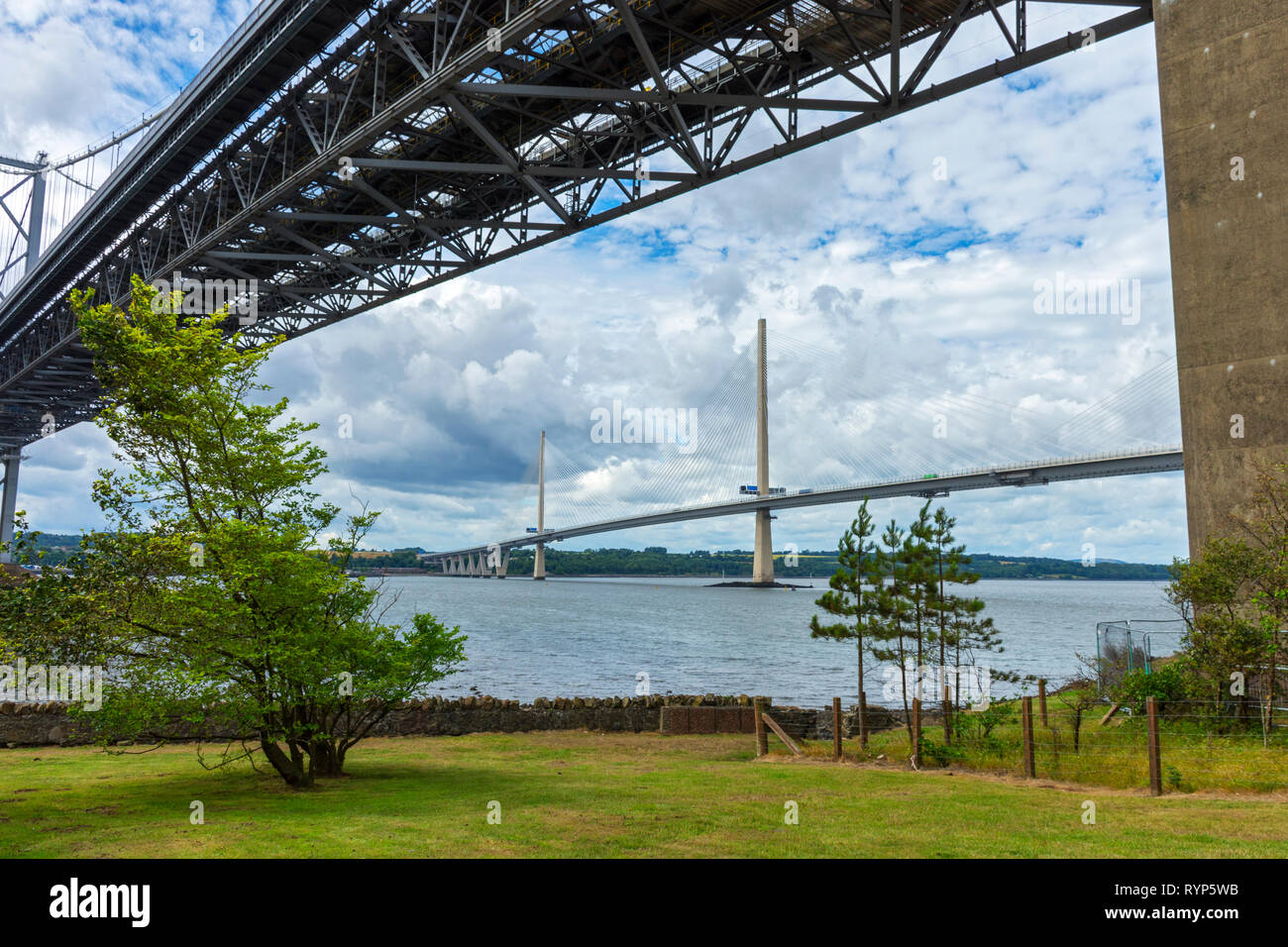 La Queensferry attraversando ponte da sotto il vecchio ponte stradale, North Queensferry, Fife, Scozia, Regno Unito Foto Stock