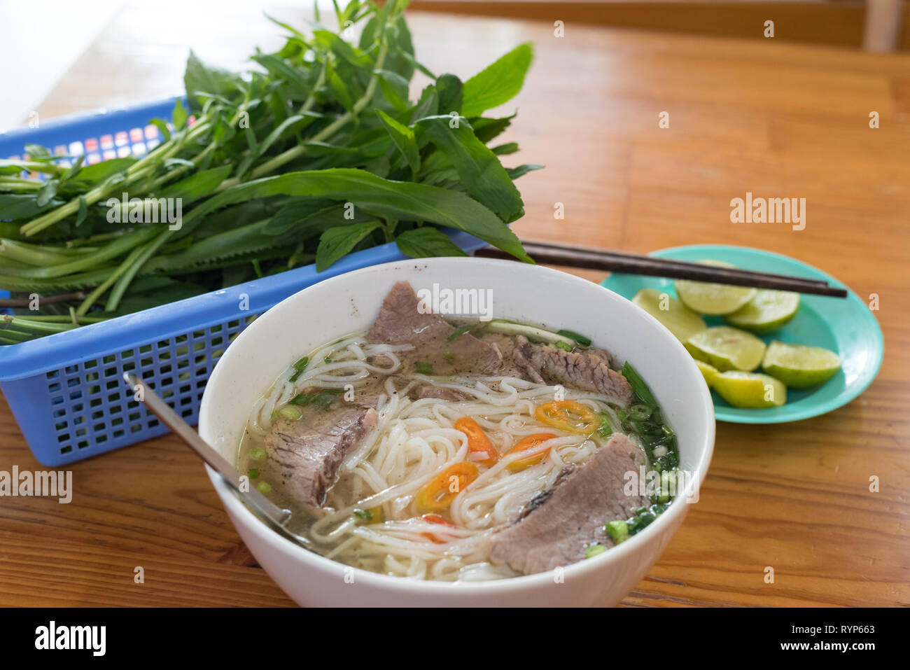 Soup pho con la carne in un ristorante di bilancio nella città di Ho Chi Minh, Vietnam per 45 000 dongs (2 dollari). Foto Stock