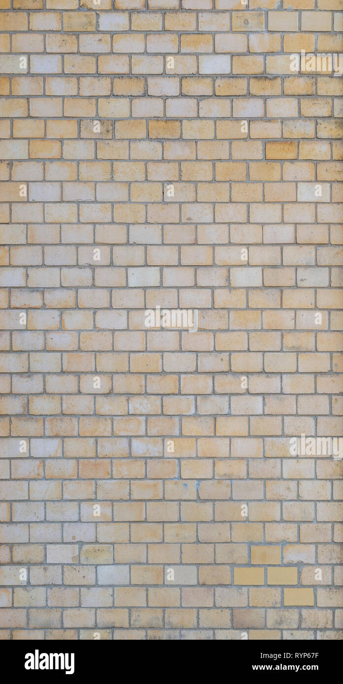 Telaio completo sullo sfondo di un vecchio dettagliata di colore giallo chiaro e parete di mattoni. Foto Stock