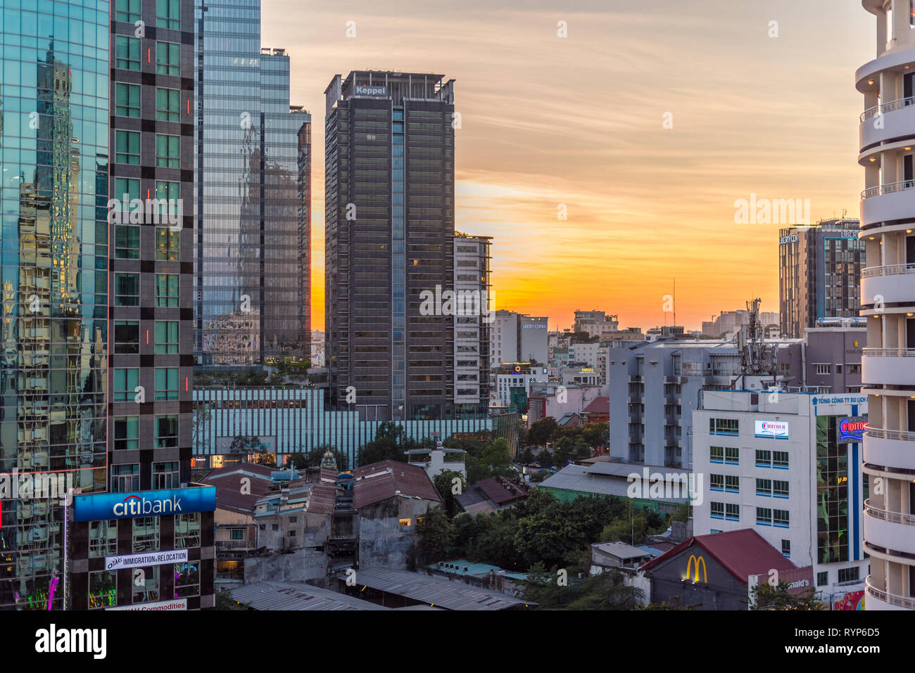 La città di Ho Chi Minh, Vietnam - 17 Febbraio 2019: tramonto nel centro cittadino con un moderno ed alto edificio di edifici. Foto Stock