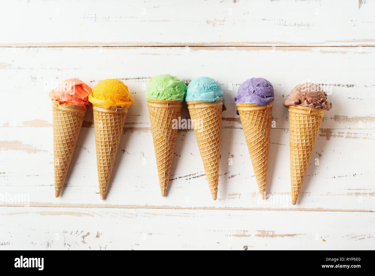 Colorato coni gelato su sfondo bianco Foto Stock