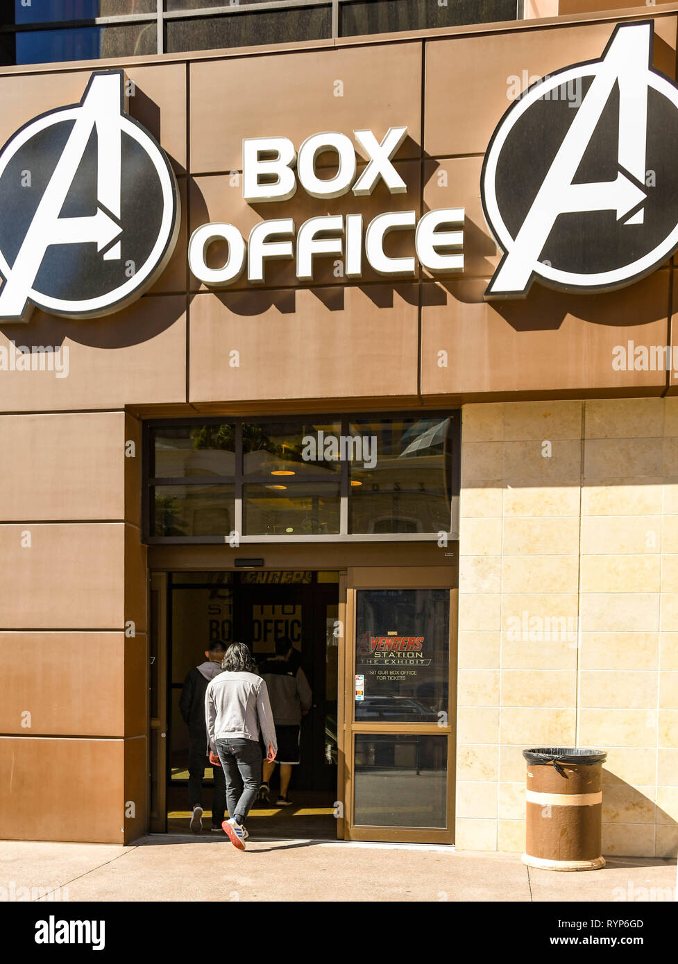 LAS VEGAS, NV, Stati Uniti d'America - Febbraio 2019: Persona di andare in ufficio booking su Las Vegas Boulevard per anticipo i biglietti per il nuovo vendicatori End Game film Foto Stock