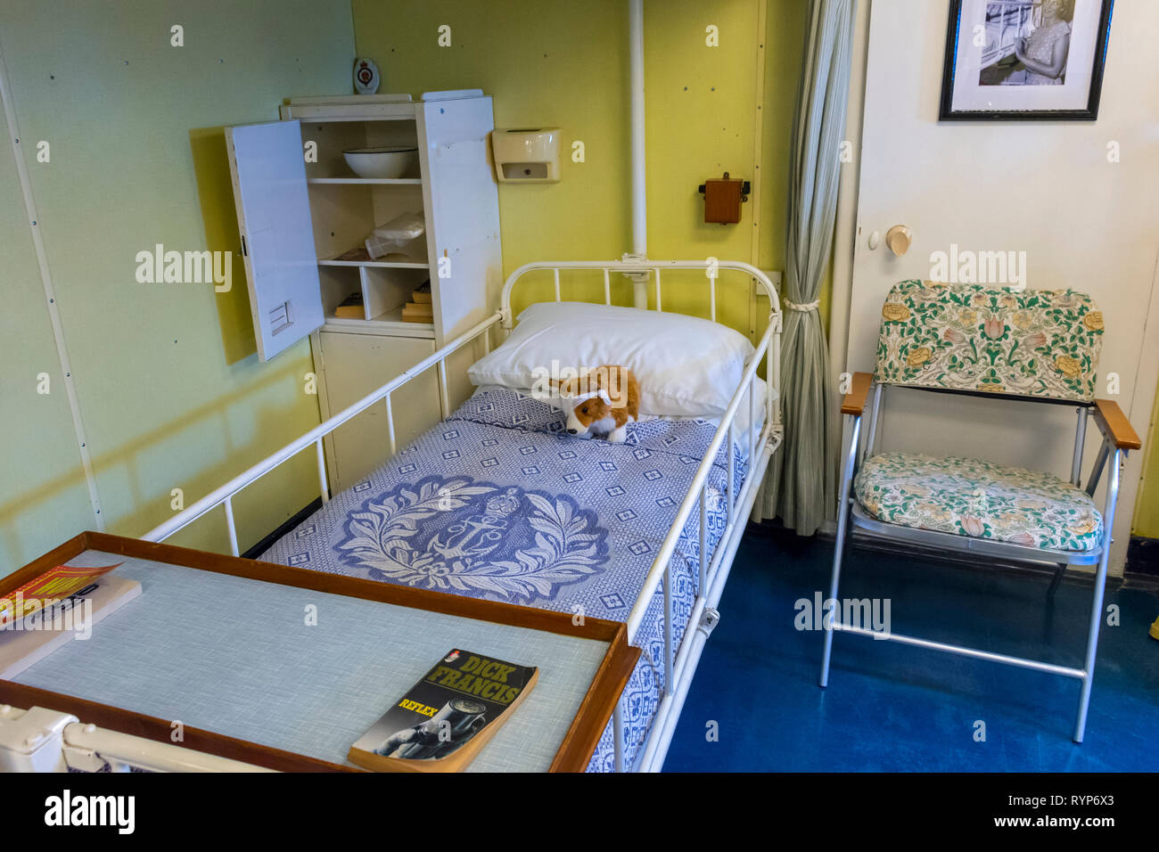 Un letto nel malato Bay, Royal Yacht Britannia, porto di Leith, Edimburgo, Scozia, Regno Unito Foto Stock