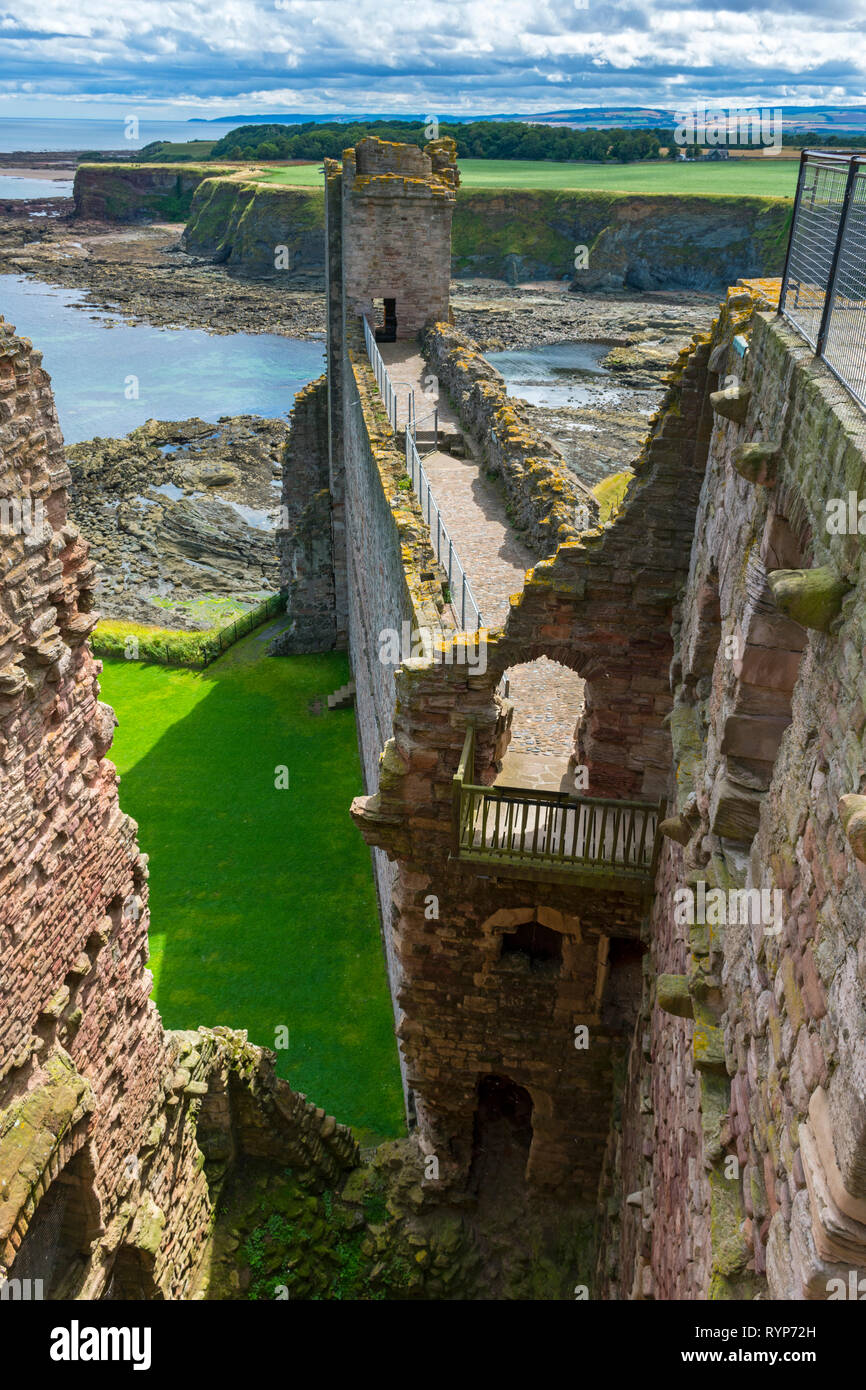 Oxroad Bay, il Curtain wall e la torre est dalla metà del Tower, Tantallon Castle. Vicino a North Berwick, East Lothian, Scozia, Regno Unito Foto Stock