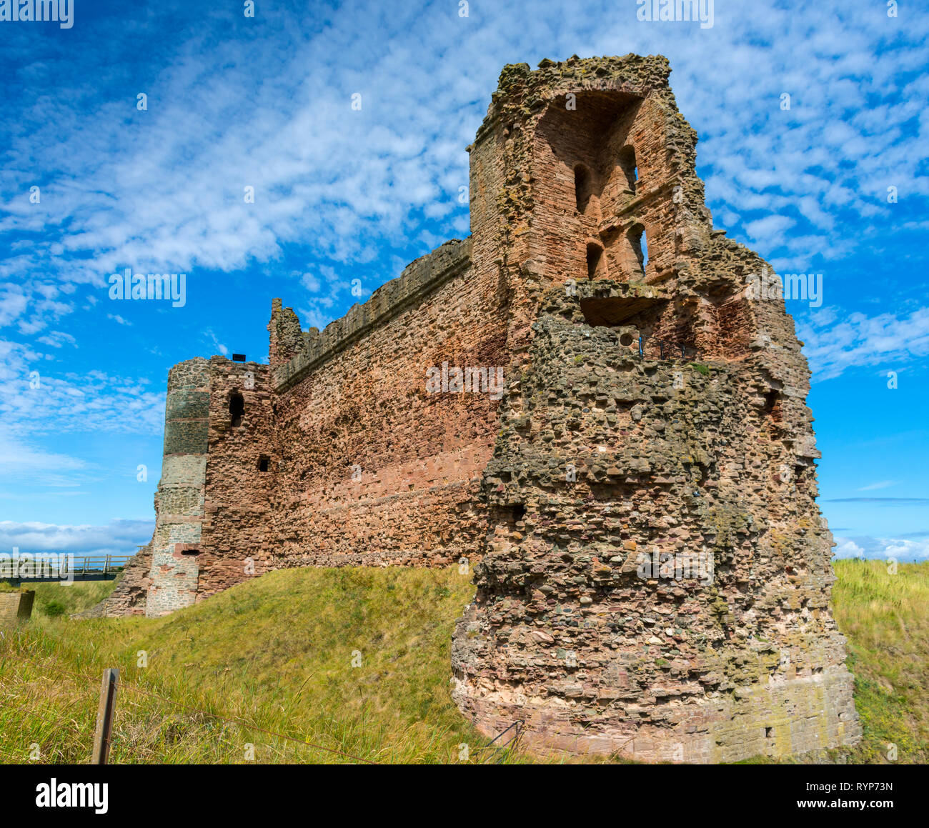 La torre est e curtain wall, Tantallon Castle. Vicino a North Berwick, East Lothian, Scozia, Regno Unito Foto Stock