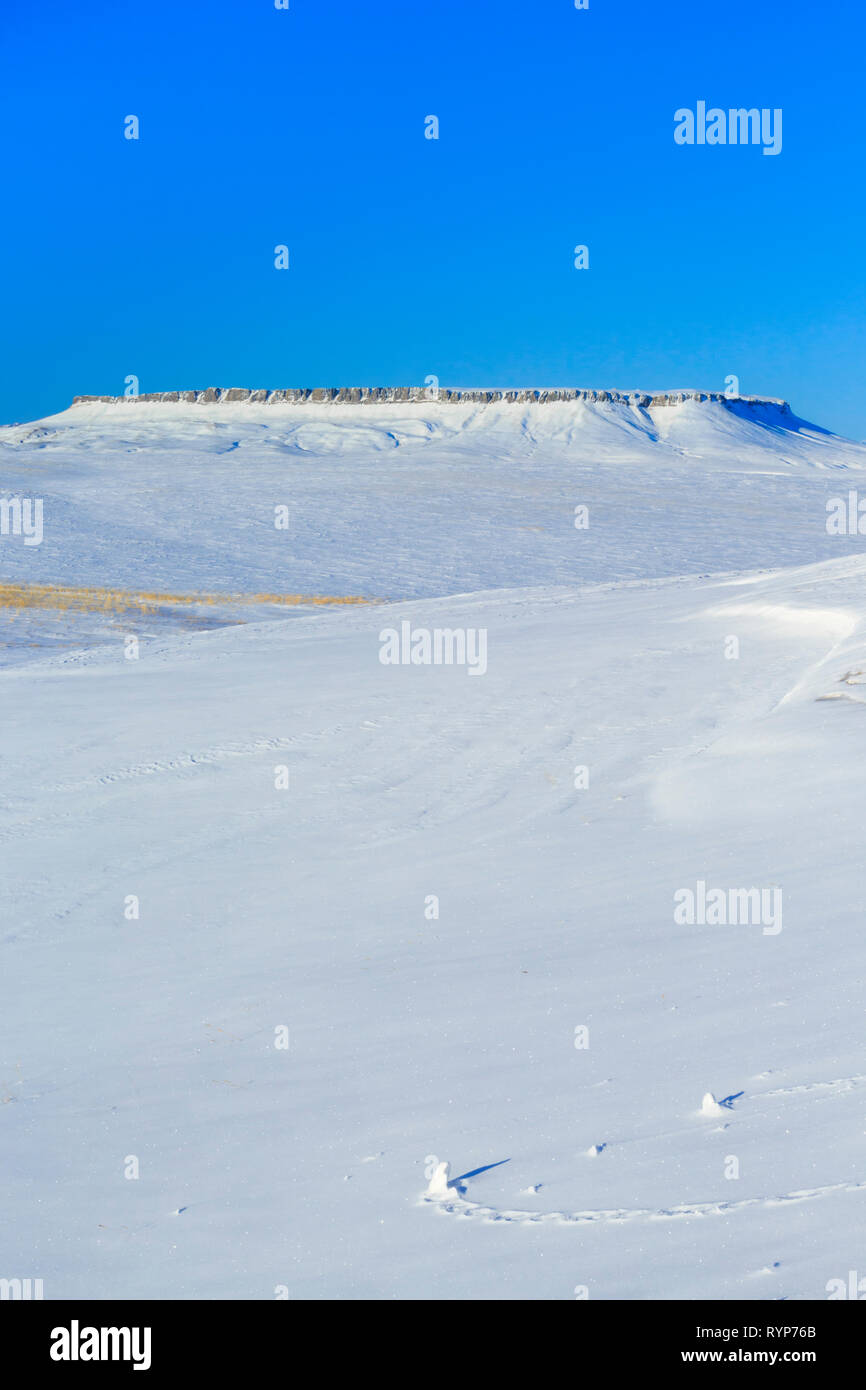 Coperte di neve sulle colline della prateria sotto square butte vicino a Ulm, montana Foto Stock