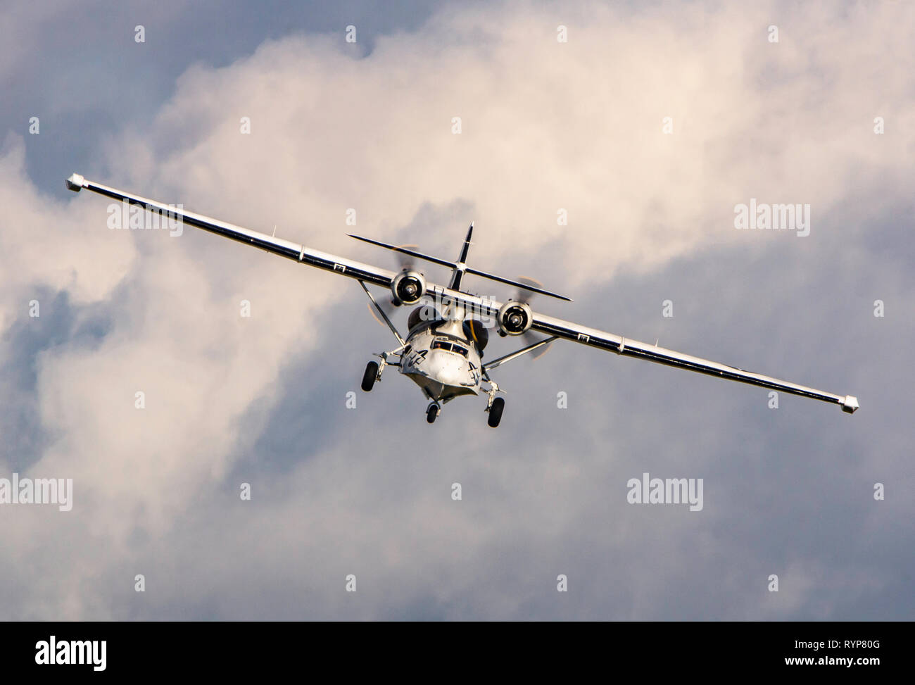 Un USAF Catalina spotter aereo sopra Duxford Foto Stock