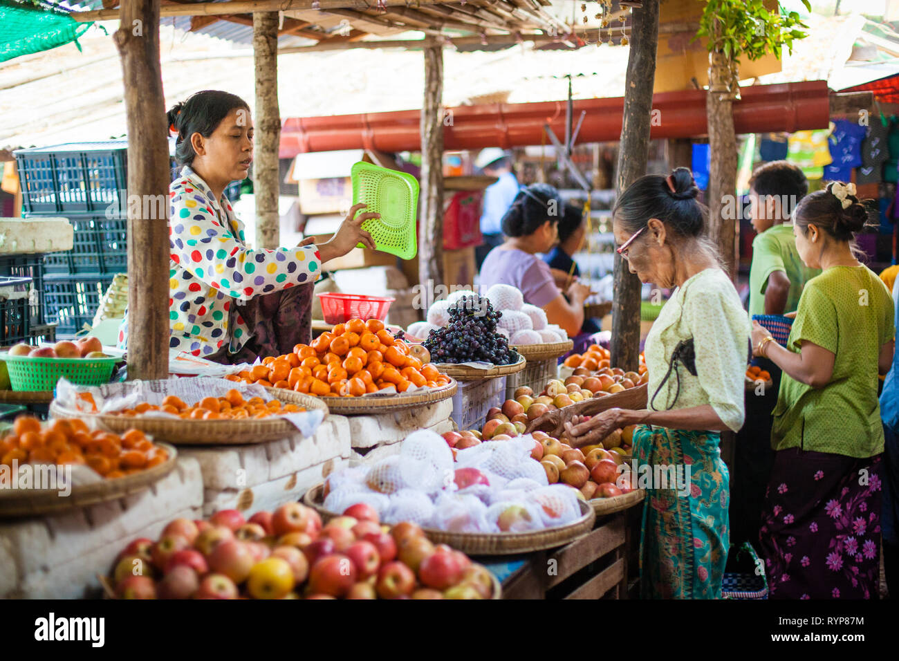 Gli operatori di mercato a Nyaung U mercato vicino a Bagan in Myanmar Foto Stock