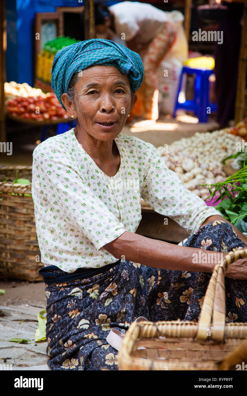 Gli operatori di mercato a Nyaung U mercato vicino a Bagan in Myanmar Foto Stock