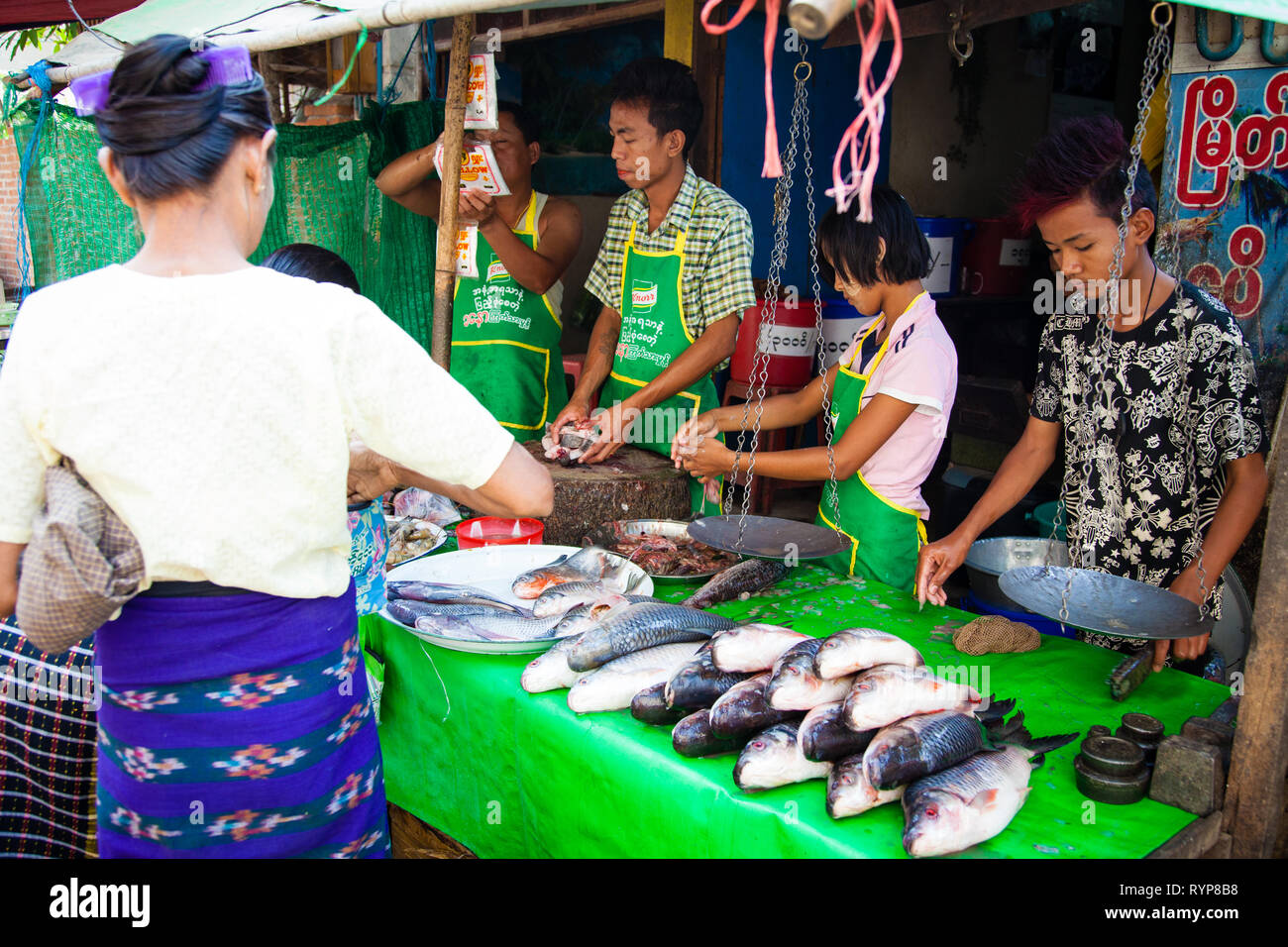 Venditori di pesce a Nyaung U mercato vicino a Bagan in Myanmar Foto Stock