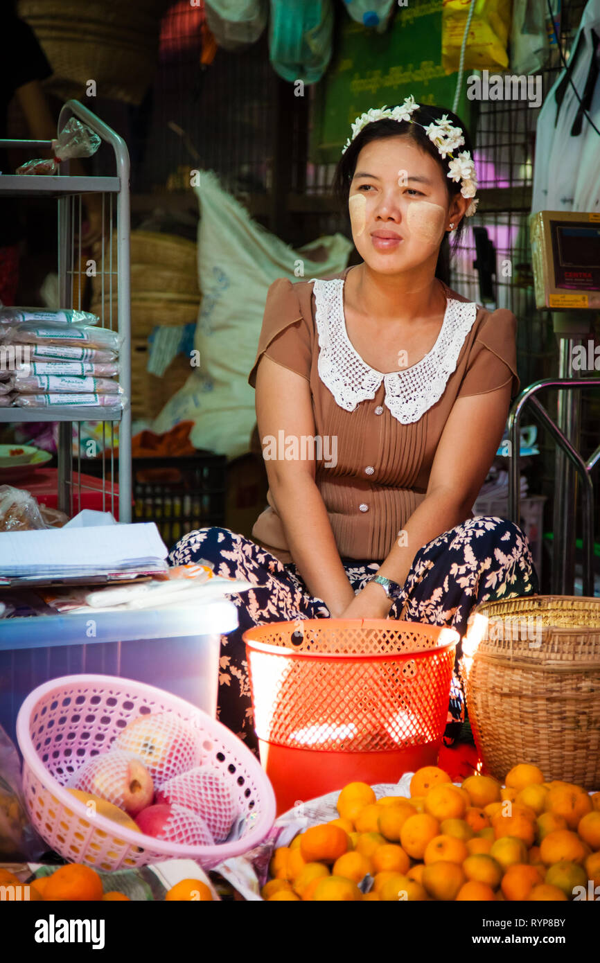 Un fornitore di femmina a Nyaung U Market di Bagan, Myanmar Foto Stock