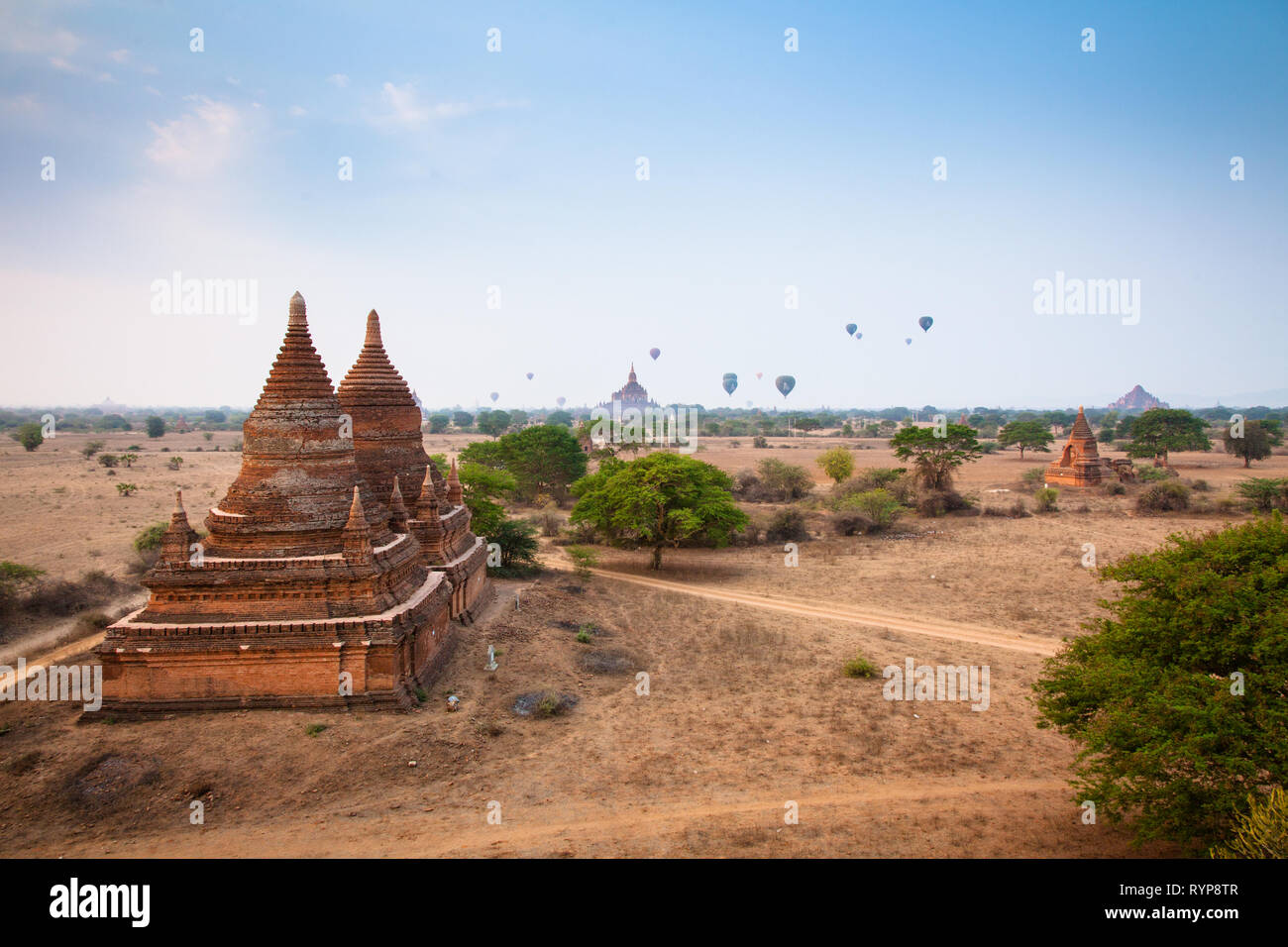 I palloni ad aria calda all'alba su Bagan, Myanmar Foto Stock