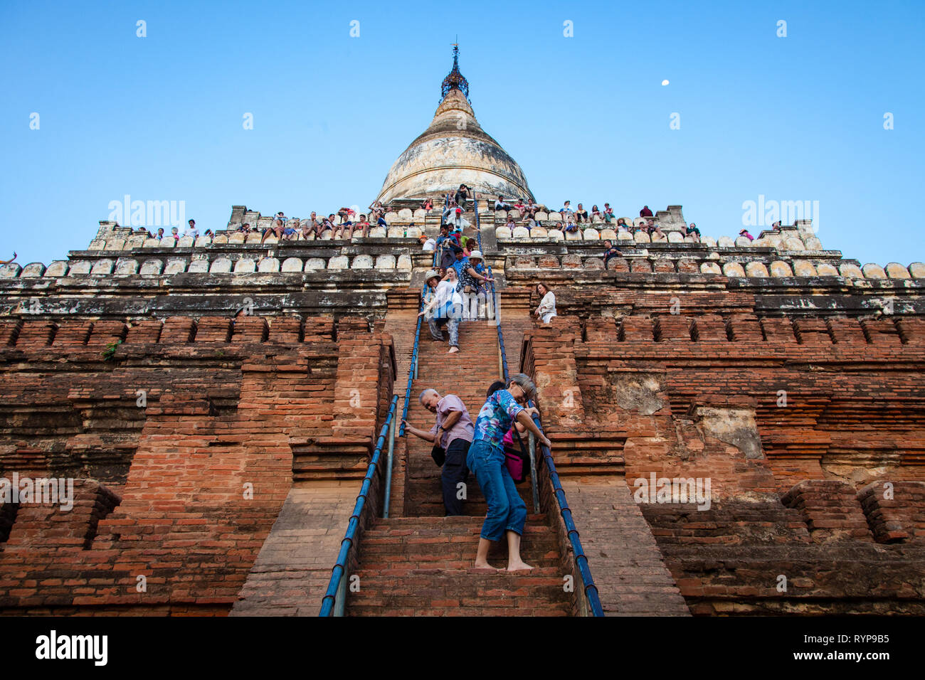 I turisti salire Shwesandaw Pagoda a vedere l'alba, Bagan, Myanmar Foto Stock