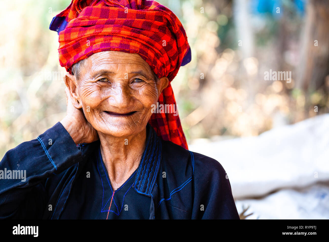 Una vecchia signora commerciante di mercato in un turbante rosso vicino al Lago Inle, Myanmar Foto Stock