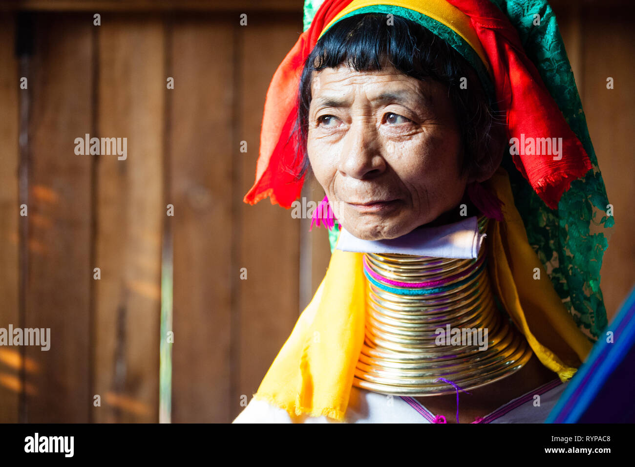 Un Padaung a collo lungo la donna con anelli intorno al collo, Myanmar Foto Stock