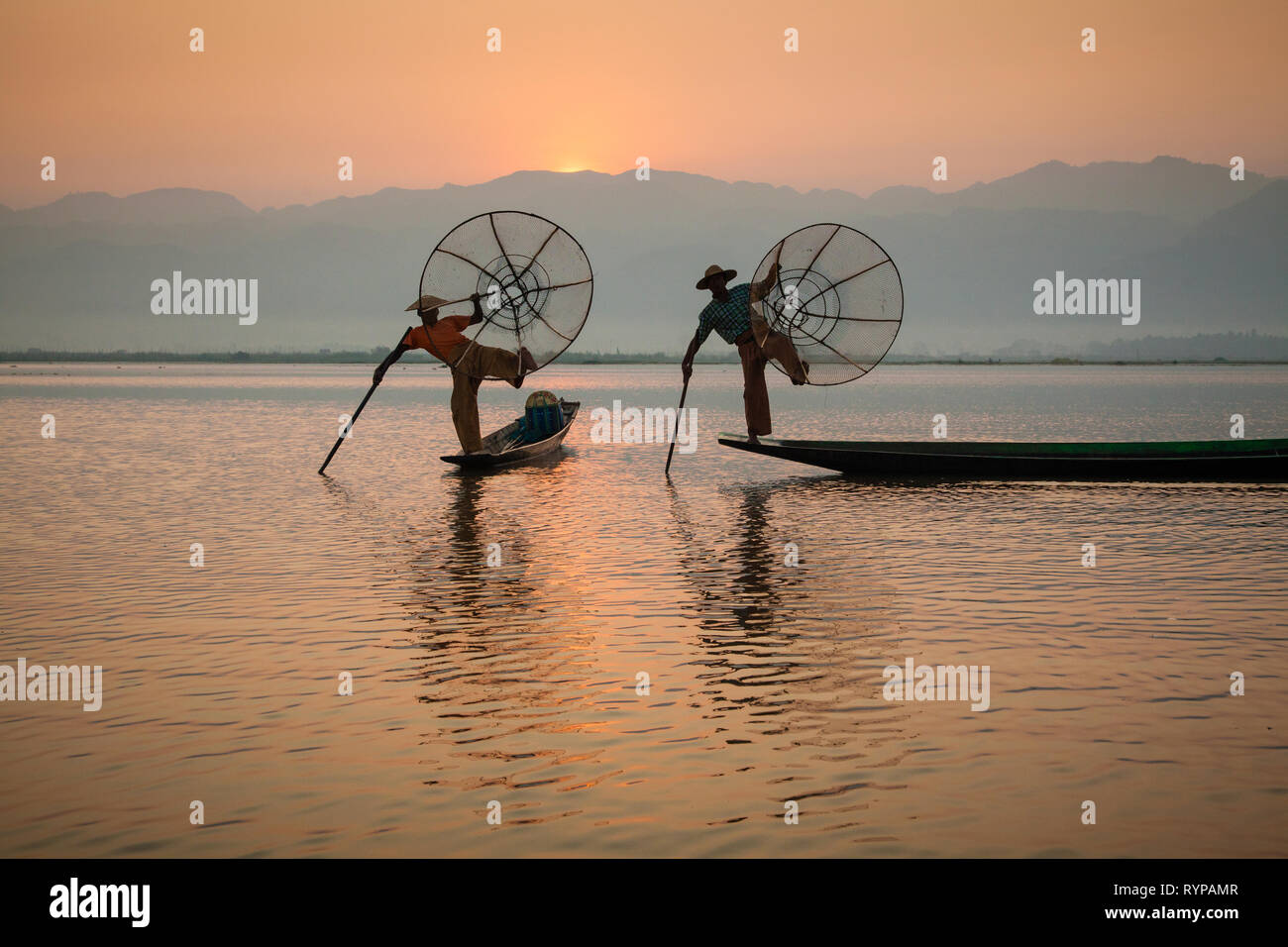 La famosa gamba-barca a remi dei pescatori del Lago Inle, Myanmar Foto Stock