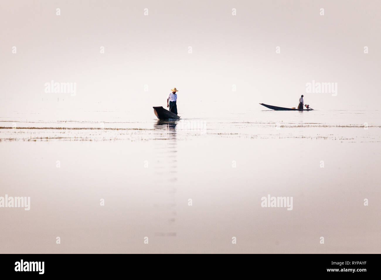 La famosa gamba-barca a remi dei pescatori del Lago Inle, Myanmar Foto Stock